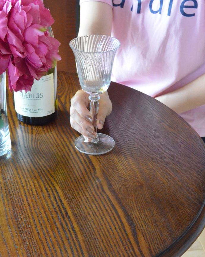 アンティークのテーブル アンティーク家具 英国らしいアンティーク家具、脚装飾が美しい木製スモールテーブル(パブテーブル)。オーク材らしい天板の模様がカッコイイ!いつもの食事も美しく見えます。(k-1481-f-1)