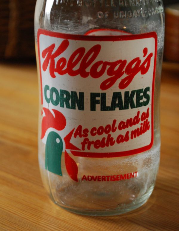 アンティーク ガラスボトル　アンティーク雑貨　イラスト入りで可愛いイギリスの牛乳ビン、アンティークガラスボトル（kellogg's corn flakes）。とっても可愛い英国の牛乳ビンもともと、英国で牛乳が入れて販売されていたビン。(k-1481-z)
