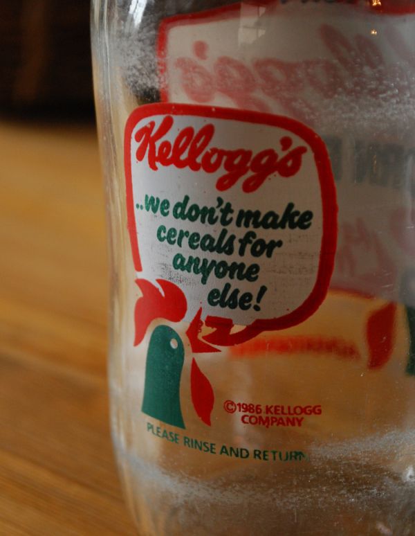 アンティーク ガラスボトル　アンティーク雑貨　イラスト入りで可愛いイギリスの牛乳ビン、アンティークガラスボトル（kellogg's corn flakes）。反対側を見ると･･･反対側のデザインはこんな感じ。(k-1481-z)