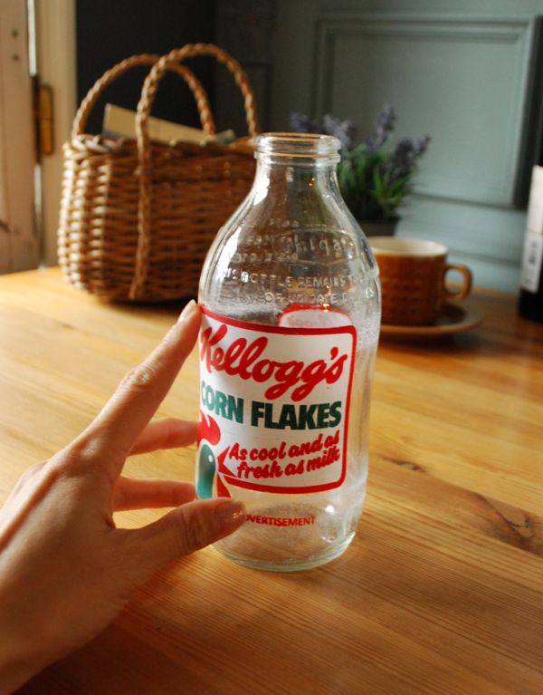 アンティーク ガラスボトル　アンティーク雑貨　イラスト入りで可愛いイギリスの牛乳ビン、アンティークガラスボトル（kellogg's corn flakes）。大きさはコレくらい日本の牛乳ビンよりたっぷり入る大きいサイズです。(k-1481-z)