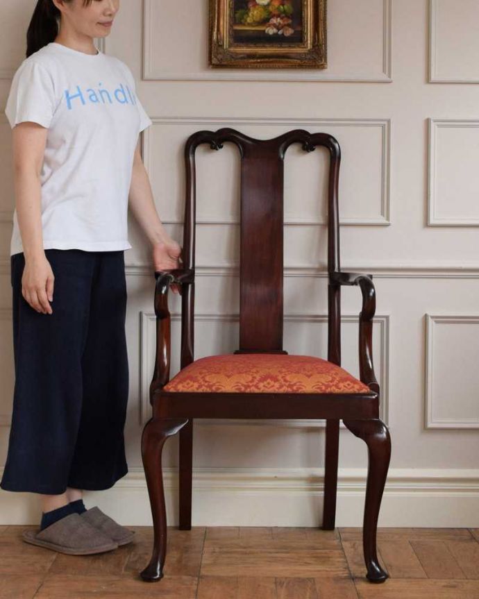 ダイニングチェア　アンティーク チェア　イギリスから届いた曲線が美しい、気品たっぷりのアンティークアームチェア。目でも楽しめる猫脚のダイニングチェア座るのはもちろん見た目でみんなを魅了してくれます。(k-1483-c)