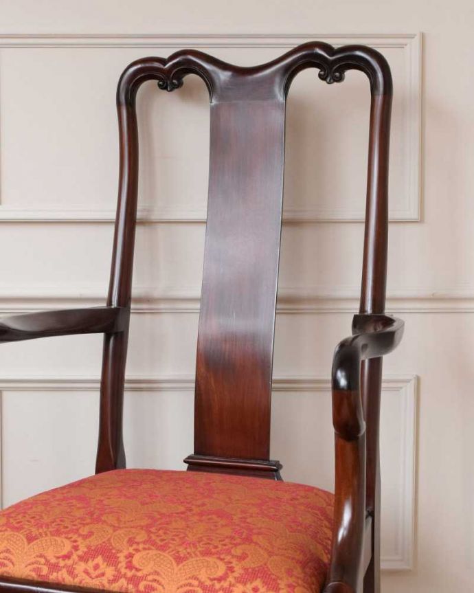 ダイニングチェア　アンティーク チェア　イギリスから届いた曲線が美しい、気品たっぷりのアンティークアームチェア。背もたれには上品な彫この何とも言えない英国らしい雰囲気に心を掴まれます。(k-1483-c)