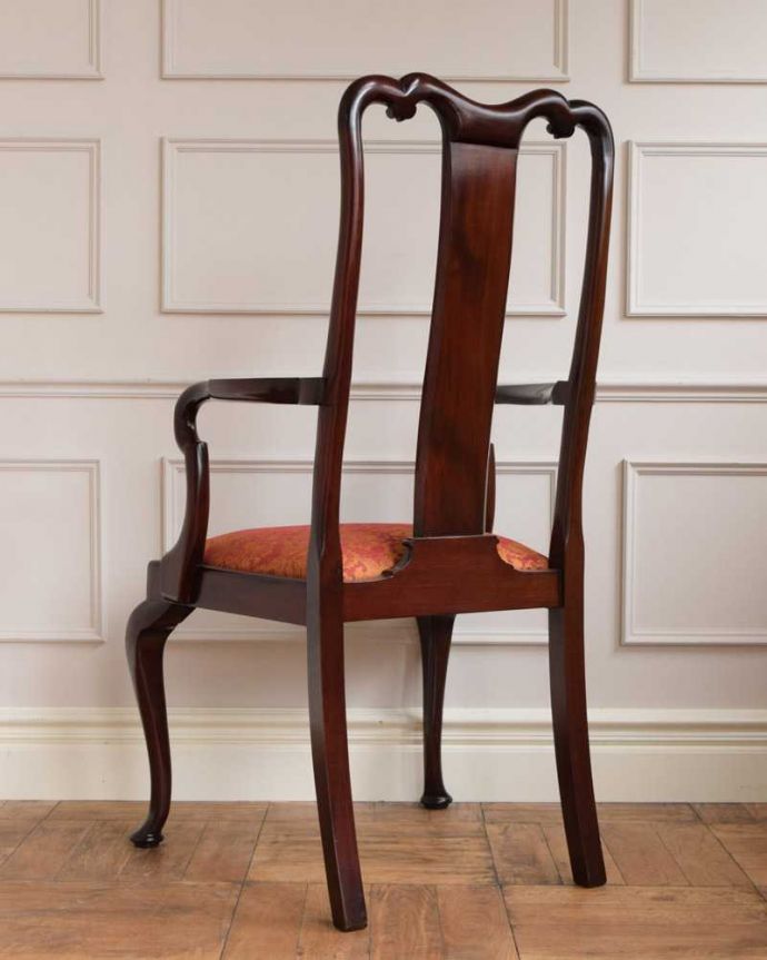 ダイニングチェア　アンティーク チェア　イギリスから届いた曲線が美しい、気品たっぷりのアンティークアームチェア。しっかり修復したので、後ろ姿にも自信がありますいろんな修復方法がありますが、Handleでは専門の職人が一度、全てをバラしてから丁寧に組み上げているのでクオリティが違います。(k-1483-c)