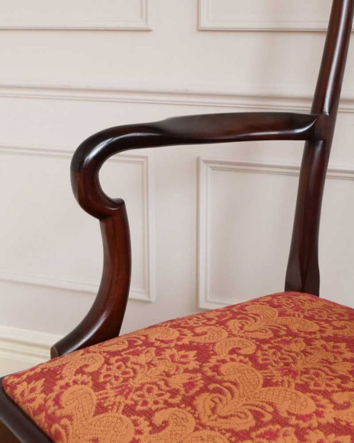 ダイニングチェア　アンティーク チェア　イギリスから届いた曲線が美しい、気品たっぷりのアンティークアームチェア。アーム部分にも注目肘を掛けておけるアームチェアは座ったときにやっぱりラク。(k-1483-c)