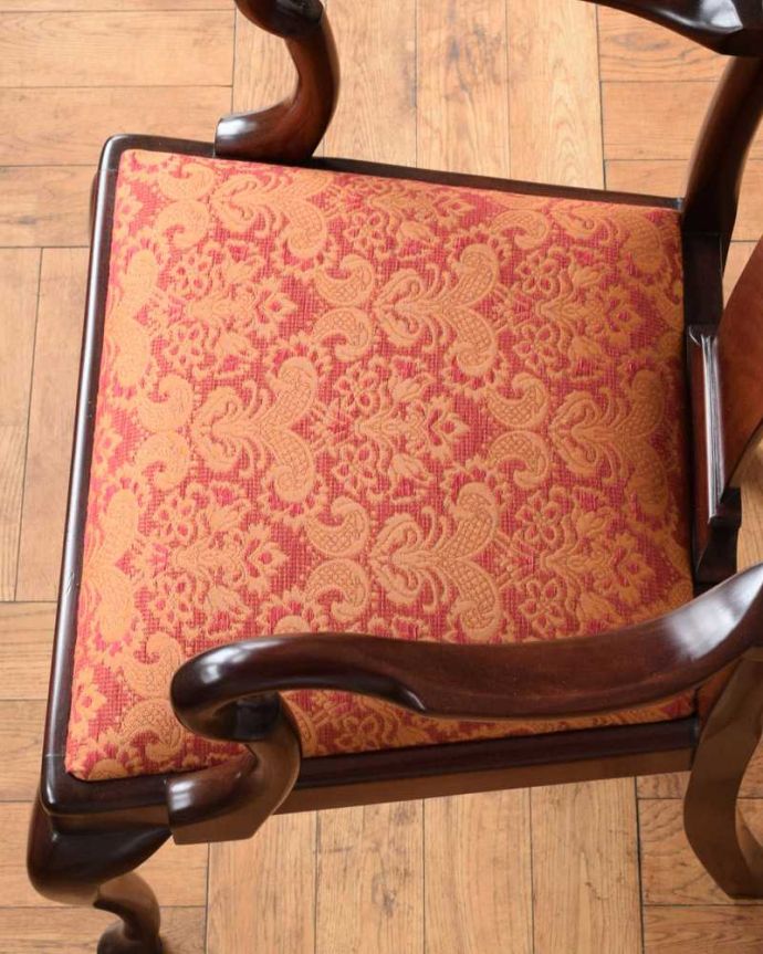 ダイニングチェア　アンティーク チェア　イギリスから届いた曲線が美しい、気品たっぷりのアンティークアームチェア。新しく貼り替えました修復の際、座面の生地も新しいものに貼り替えてあります。(k-1483-c)