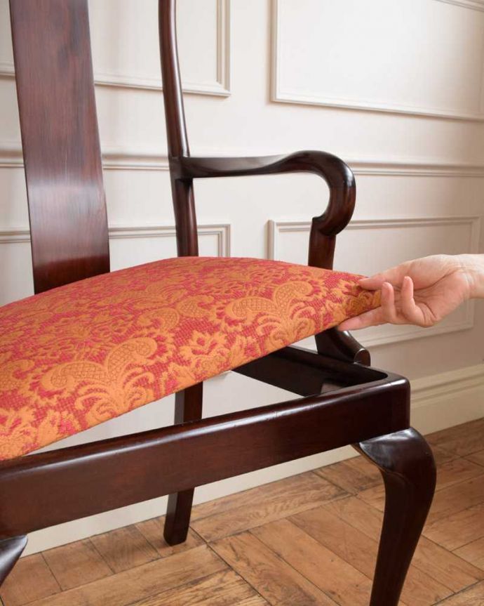 ダイニングチェア　アンティーク チェア　イギリスから届いた曲線が美しい、気品たっぷりのアンティークアームチェア。取り外しできる座面座面の取り外しが簡単に出来るようになっています。(k-1483-c)