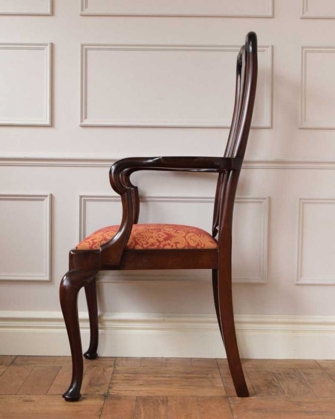 ダイニングチェア　アンティーク チェア　イギリスから届いた曲線が美しい、気品たっぷりのアンティークアームチェア。横から見ても優雅な立ち姿しっかり組み直してあるので、横から見てもキレイです。(k-1483-c)