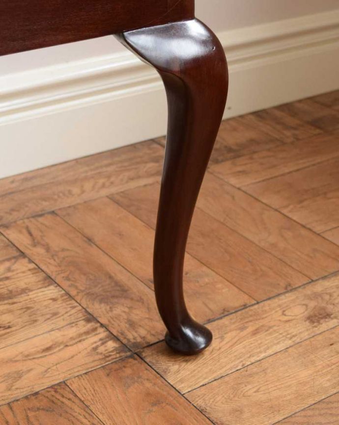 ダイニングチェア　アンティーク チェア　イギリスから届いた曲線が美しい、気品たっぷりのアンティークアームチェア。床を滑らせて移動出来ますHandleではアンティークチェアの脚の裏にフェルトキーパーをお付けしています。(k-1483-c)