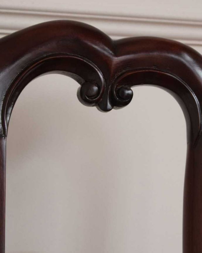 ダイニングチェア　アンティーク チェア　イギリスから届いた曲線が美しい、気品たっぷりのアンティークアームチェア。うっとりするほど細かい細工まだ機械の発達していない時代に、手作業で作られた細かい細工。(k-1483-c)