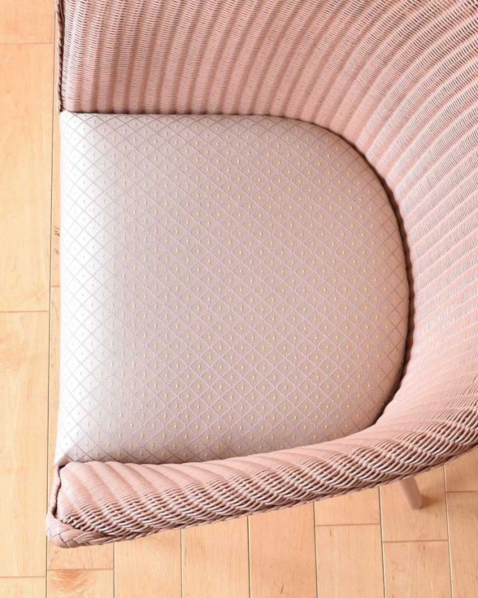 ロイドルーム　アンティーク チェア　やわらかなクッションが付いたイギリス輸入のアンティークロイドルームチェア。座面を上から見るとこんな感じ座面は布貼りなので、長時間座っても疲れません。(k-1485-c)