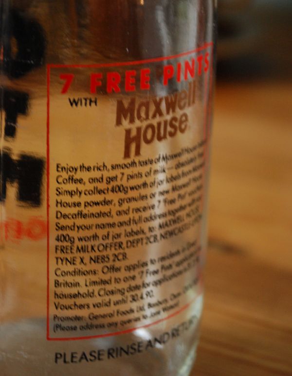 アンティーク ガラスボトル　アンティーク雑貨　イラスト入りで可愛いイギリスの牛乳ビン、アンティークガラスボトル（GET THE MAX）。反対側を見ると･･･反対側のデザインはこんな感じ。(k-1485-z)