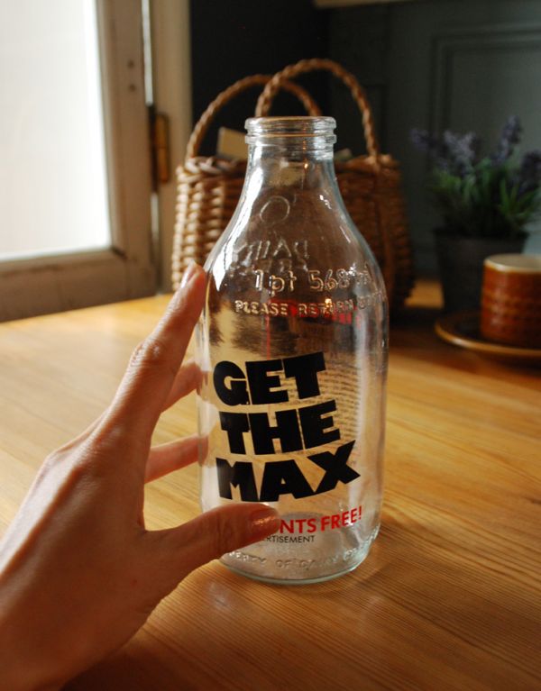 アンティーク ガラスボトル　アンティーク雑貨　イラスト入りで可愛いイギリスの牛乳ビン、アンティークガラスボトル（GET THE MAX）。大きさはコレくらい日本の牛乳ビンよりたっぷり入る大きいサイズです。(k-1485-z)