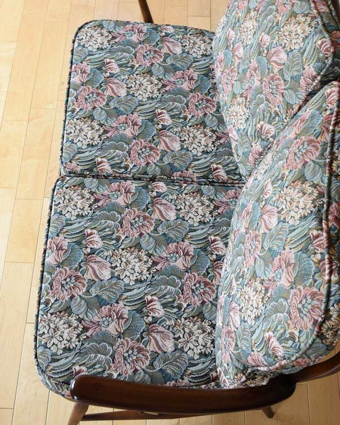 アーコールの家具　アンティーク チェア　アーコールらしい後ろ姿にうっとり･･･スッキリとしたフォルムのアーコールの２人掛けソファ。広々とした座面ふかふかの大きな座面が包み込んでくれます。(k-1486-c)