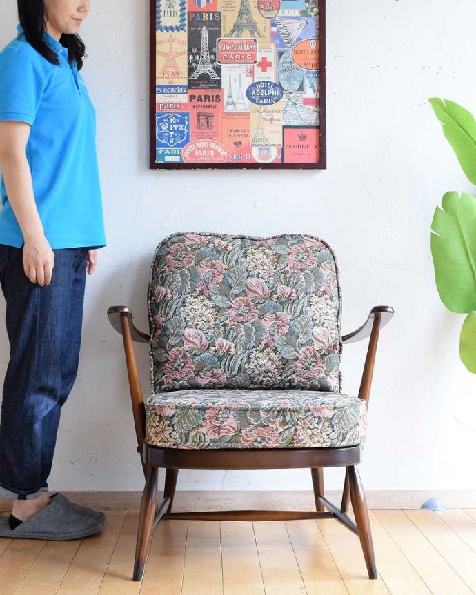 アーコールの家具　アンティーク チェア　アーコール社のアンティーク1人掛けソファ、アーム付きのラウンジチェア(花柄)。アーコールらしいスッキリしたカッコよさシンプルな中にアーコールらしい職人技が見られるラウンジチェア。(k-1487-c)