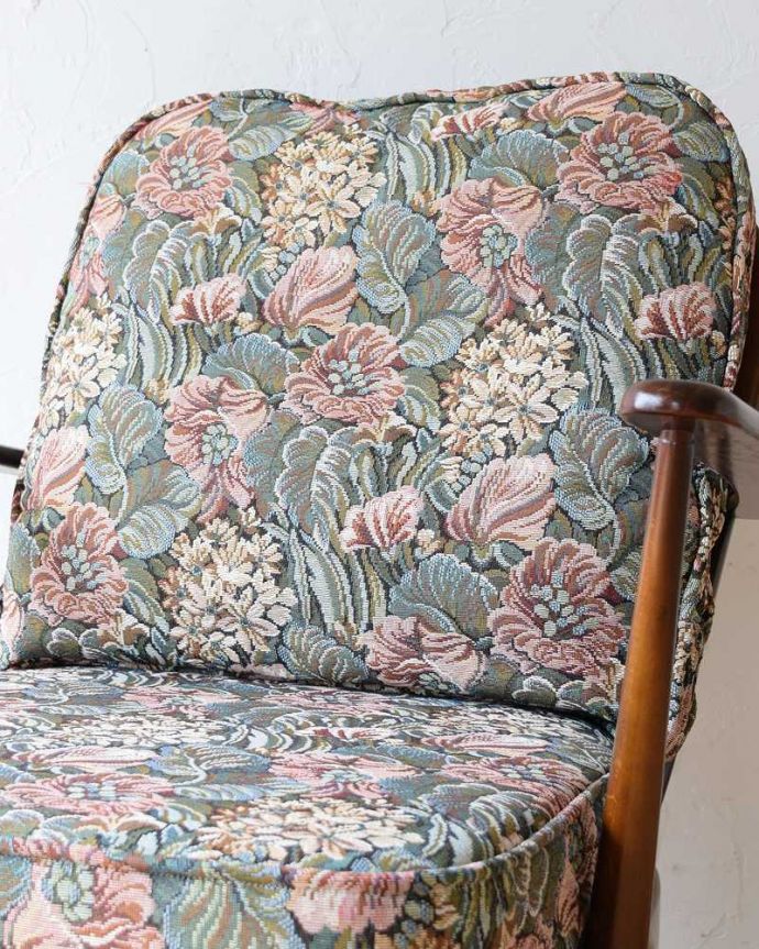アーコールの家具　アンティーク チェア　アーコール社のアンティーク1人掛けソファ、アーム付きのラウンジチェア(花柄)。大きな背もたれにゆったり･･･しっかりと支えてくれる大きな背もたれが魅力。(k-1487-c)