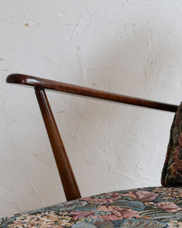 アーコールの家具　アンティーク チェア　アーコール社のアンティーク1人掛けソファ、アーム付きのラウンジチェア(花柄)。さらにリラックスできるアーム付き1人掛けのアーム付きチェアは、自分だけの時間をリラックスさせてくれる最強アイテム。(k-1487-c)