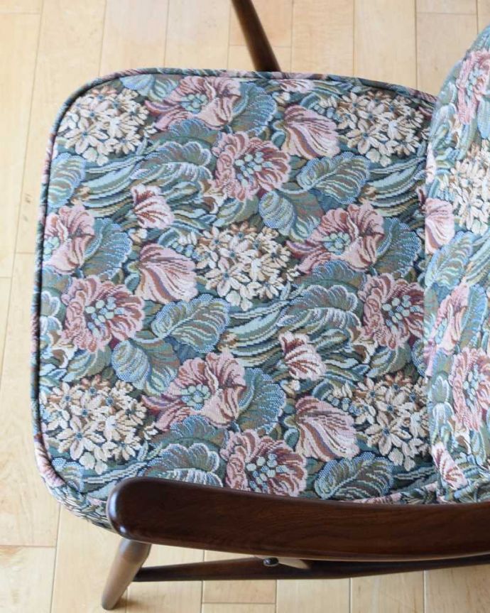 アーコールの家具　アンティーク チェア　アーコール社のアンティーク1人掛けソファ、アーム付きのラウンジチェア(花柄)。広々とした座面ふかふかの大きな座面が包み込んでくれます。(k-1487-c)