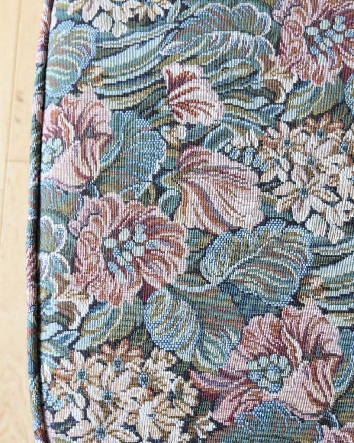 アーコールの家具　アンティーク チェア　アーコール社のアンティーク1人掛けソファ、アーム付きのラウンジチェア(花柄)。カバーはオリジナルのままですきれいにクリーニングしてあるので安心してお使い頂けます。(k-1487-c)