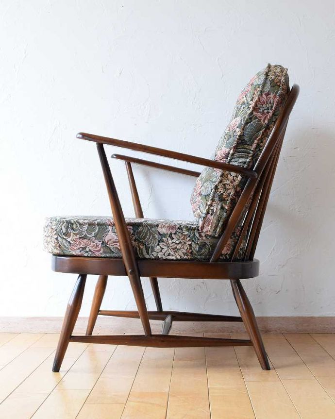 アーコールの家具　アンティーク チェア　アーコール社のアンティーク1人掛けソファ、アーム付きのラウンジチェア(花柄)。横から見てもカッコイイ計算され作りたシンプルなフォルム。(k-1487-c)