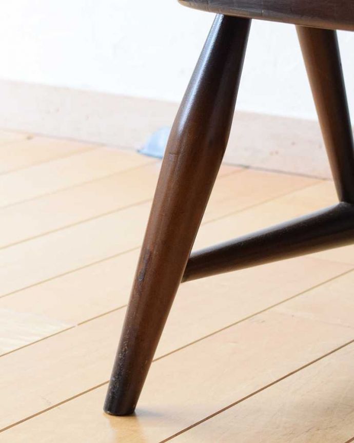 アーコールの家具　アンティーク チェア　アーコール社のアンティーク1人掛けソファ、アーム付きのラウンジチェア(花柄)。持ち上げなくても移動できます！Handleのアンティークは、脚の裏にフェルトキーパーをお付けしていますので、持ち上げなくても床を滑らせて移動させることが出来ます。(k-1487-c)