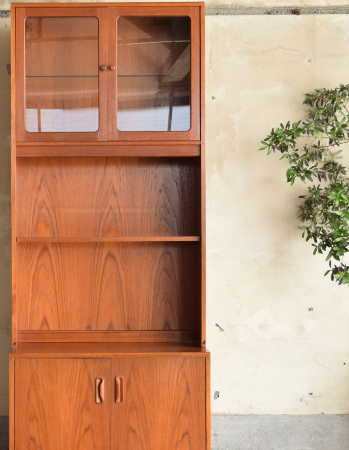 G-PLAN(Gプラン)　アンティーク家具　北欧スタイルのヴィンテージ家具、G-planのフレスコのキャビネット（カップボード）。ディスプレイスペース、本棚とテレビ台、全部欲しい方にオススメなのが、このキャビネット！スマートで北欧スタイルに似合います。(k-1487-f)