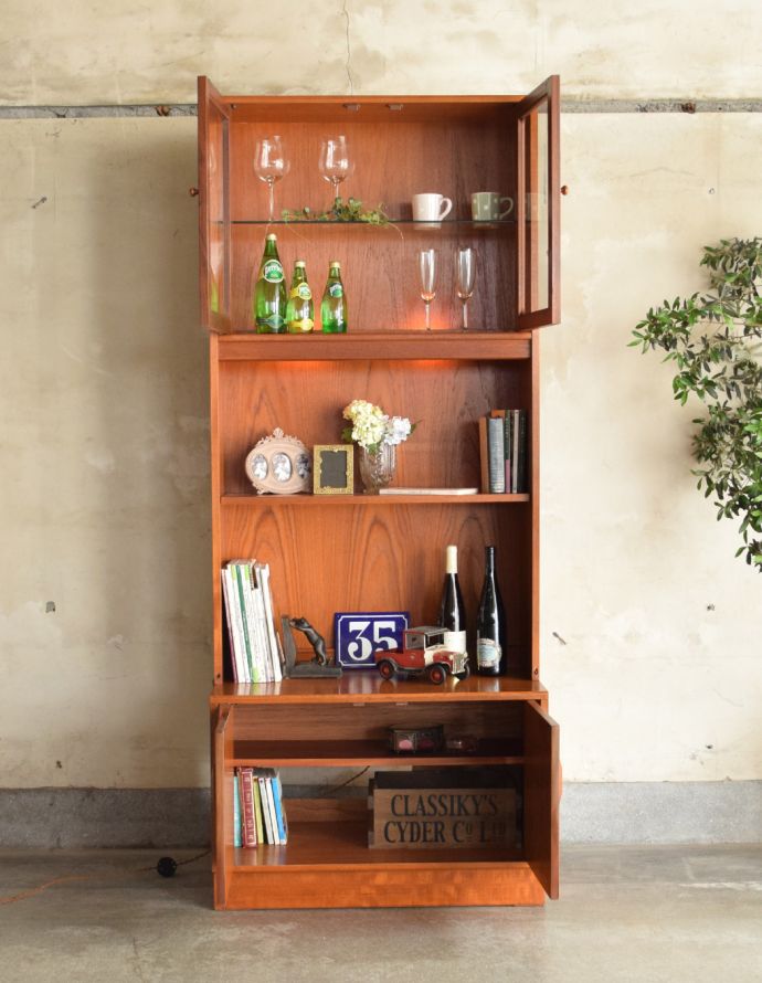 G-PLAN(Gプラン)　アンティーク家具　北欧スタイルのヴィンテージ家具、G-planのフレスコのキャビネット（カップボード）。中にディスプレイしたものがお店のショーケースのように見えます。(k-1487-f)