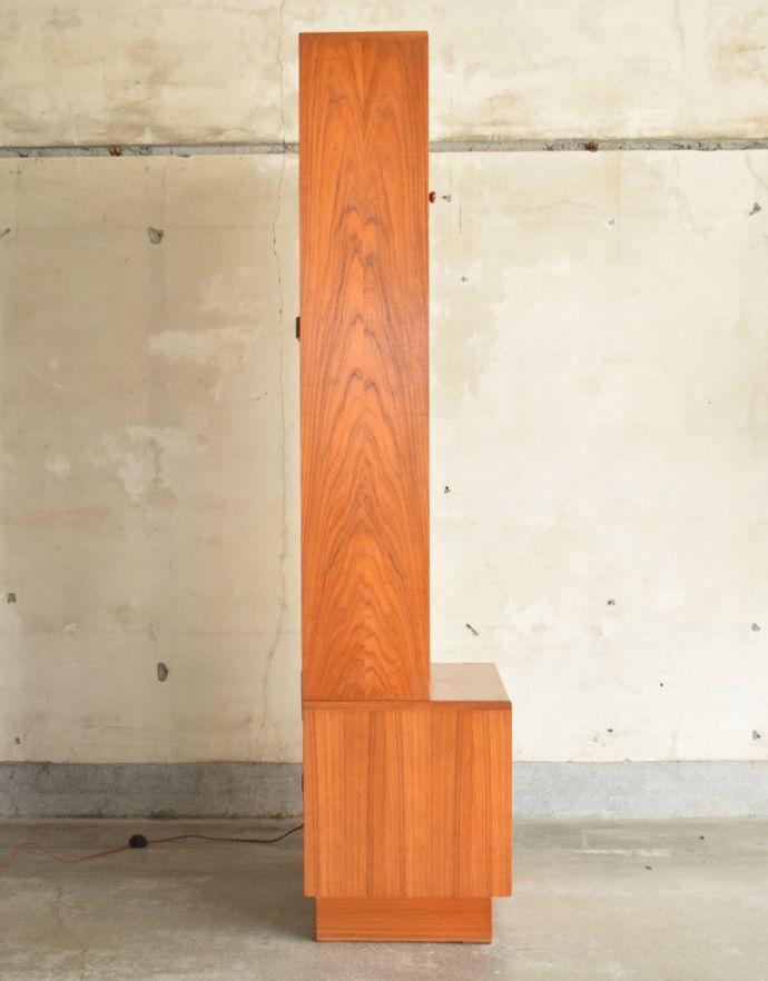 G-PLAN(Gプラン)　アンティーク家具　北欧スタイルのヴィンテージ家具、G-planのフレスコのキャビネット（カップボード）。横から見てもピカピカです。(k-1487-f)