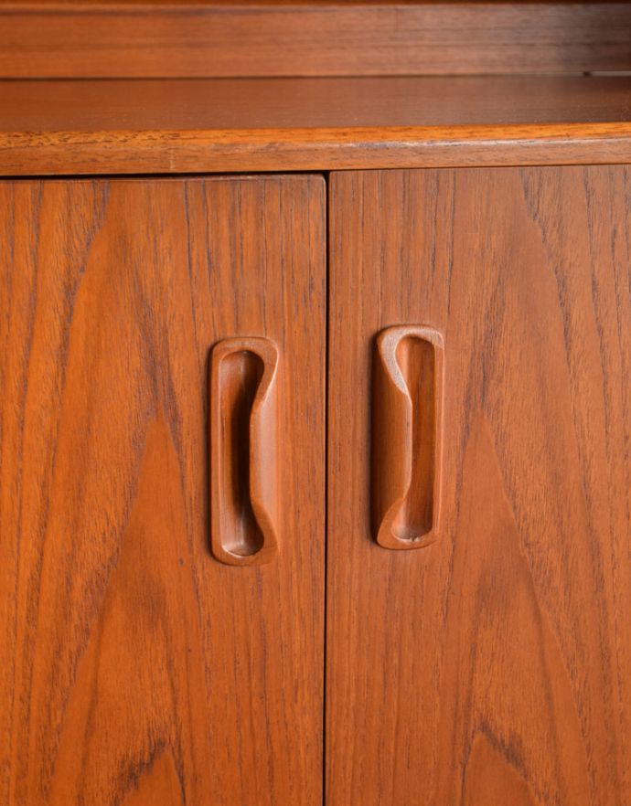 G-PLAN(Gプラン)　アンティーク家具　北欧スタイルのヴィンテージ家具、G-planのフレスコのキャビネット（カップボード）。シンプルでカッコいい取っ手。(k-1487-f)
