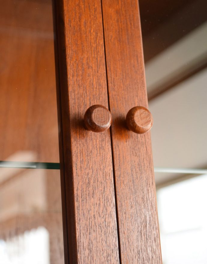 G-PLAN(Gプラン)　アンティーク家具　北欧スタイルのヴィンテージ家具、G-planのフレスコのキャビネット（カップボード）。ガラス扉の取っ手は真ん丸で可愛いです。(k-1487-f)