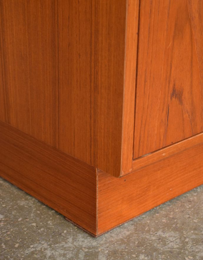 G-PLAN(Gプラン)　アンティーク家具　北欧スタイルのヴィンテージ家具、G-planのフレスコのキャビネット（カップボード）。安定感のある脚がしっかり支えます。(k-1487-f)