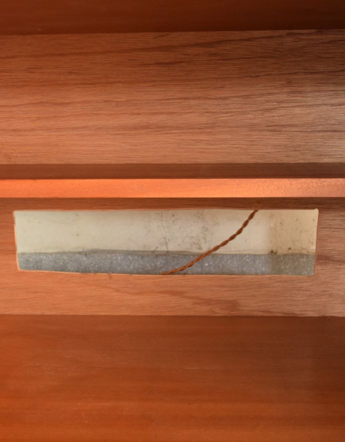 G-PLAN(Gプラン)　アンティーク家具　北欧スタイルのヴィンテージ家具、G-planのフレスコのキャビネット（カップボード）。木製扉収納には、コード穴が開いています。(k-1487-f)