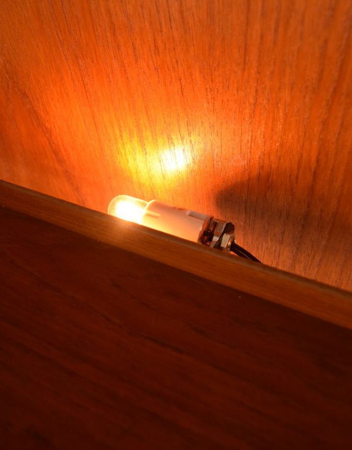 G-PLAN(Gプラン)　アンティーク家具　北欧スタイルのヴィンテージ家具、G-planのフレスコのキャビネット（カップボード）。電気が点くお洒落なキャビネットです。(k-1487-f)