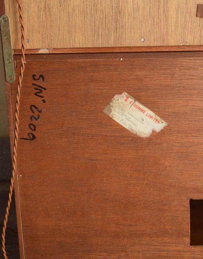 G-PLAN(Gプラン)　アンティーク家具　北欧スタイルのヴィンテージ家具、G-planのフレスコのキャビネット（カップボード）。ロゴステッカーがついています。(k-1487-f)