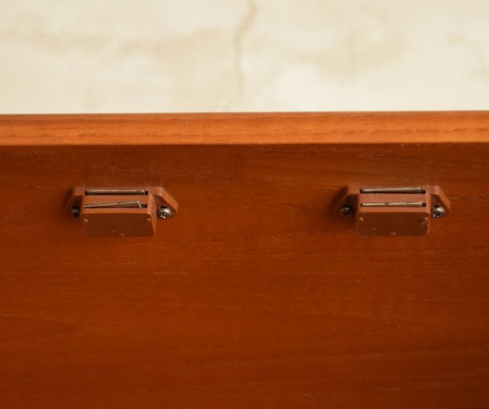 G-PLAN(Gプラン)　アンティーク家具　北欧スタイルのヴィンテージ家具、G-planのフレスコのキャビネット（カップボード）。マグネットがあるので開閉はスムーズです。(k-1487-f)