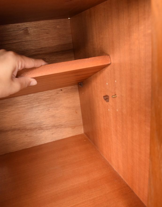 G-PLAN(Gプラン)　アンティーク家具　北欧スタイルのヴィンテージ家具、G-planのフレスコのキャビネット（カップボード）。扉の収納にも棚板があります。(k-1487-f)