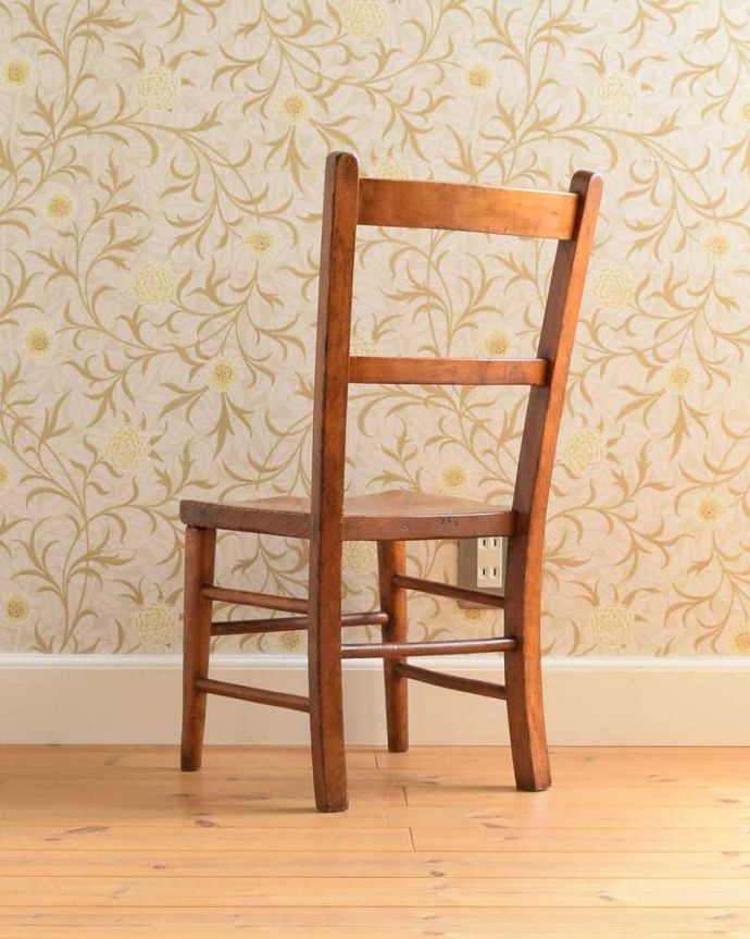 アンティークの椅子の後ろ姿