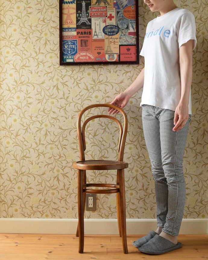 ダイニングチェア　アンティーク チェア　めずらしいカウンターチェア、アンティークベントウッドチェア（ダブルループ）。一本の木をぐにゅっと曲げたベントウッドチェア背もたれのデザインが特長のベントウッドチェア。(k-1490-c)