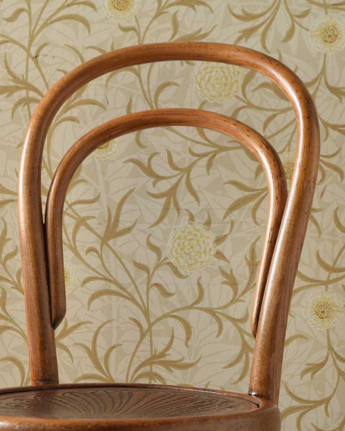 ダイニングチェア　アンティーク チェア　めずらしいカウンターチェア、アンティークベントウッドチェア（ダブルループ）。美しいだけじゃなくて強い！背もたれは木を切り出しているのではなく、1本の木材を蒸気で蒸して曲げているので、繊維が断ち切られず粘りがあって丈夫なんです。(k-1490-c)