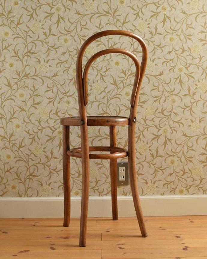 ダイニングチェア　アンティーク チェア　めずらしいカウンターチェア、アンティークベントウッドチェア（ダブルループ）。後ろ姿にも自信があります！アンティークは新品ではないので経年変化によるキズはありますが、しっかり修復して組み直したので安心して座って頂けます。(k-1490-c)