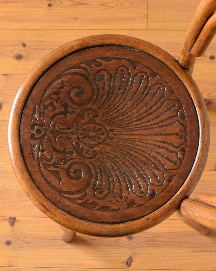 ダイニングチェア　アンティーク チェア　めずらしいカウンターチェア、アンティークベントウッドチェア（ダブルループ）。座面にも個性があります背もたれだけじゃなく座面にも注目！丸みを帯びた可愛い座面がベントウッドの特長です。(k-1490-c)