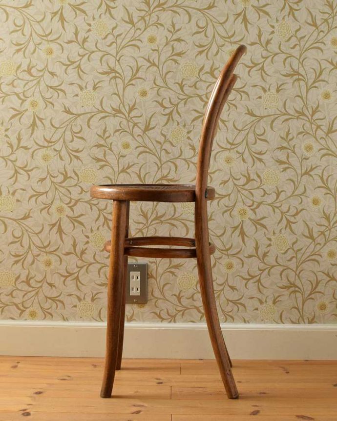 ダイニングチェア　アンティーク チェア　めずらしいカウンターチェア、アンティークベントウッドチェア（ダブルループ）。横顔も英国らしいカッコよさ英国のパブの雰囲気たっぷりのベントウッドチェアは、横から見てもカッコイイんです。(k-1490-c)