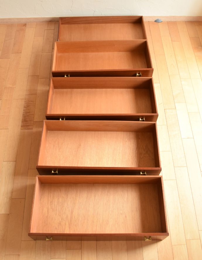 アンティークのチェスト　アンティーク家具　シンプルなお部屋のインテリアに、素敵なヴィンテージチェスト（Avalon）。引き出しは全部で５杯。(k-1490-f)