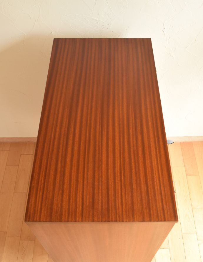 アンティークのチェスト　アンティーク家具　シンプルなお部屋のインテリアに、素敵なヴィンテージチェスト（Avalon）。天板もキレイに塗装を仕上げました。(k-1490-f)