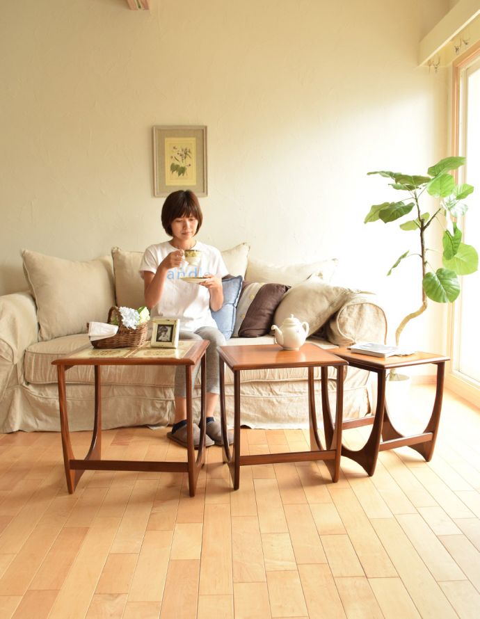 ロイドテーブル アンティーク家具 ビンテージの北欧家具、お花のタイルがお洒落なネストテーブル(G-plan)。大きさも高さも違う3つのテーブルは用途や場所によって使い分けられるからとっても便利!(モデルの身長は160cmです)。(k-1491-f)