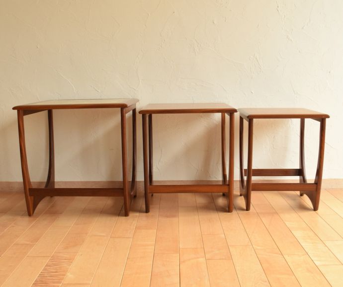 ロイドテーブル アンティーク家具 ビンテージの北欧家具、お花のタイルがお洒落なネストテーブル(G-plan)。大・中・小サイズのテーブルをセットでお届けします。(k-1491-f)