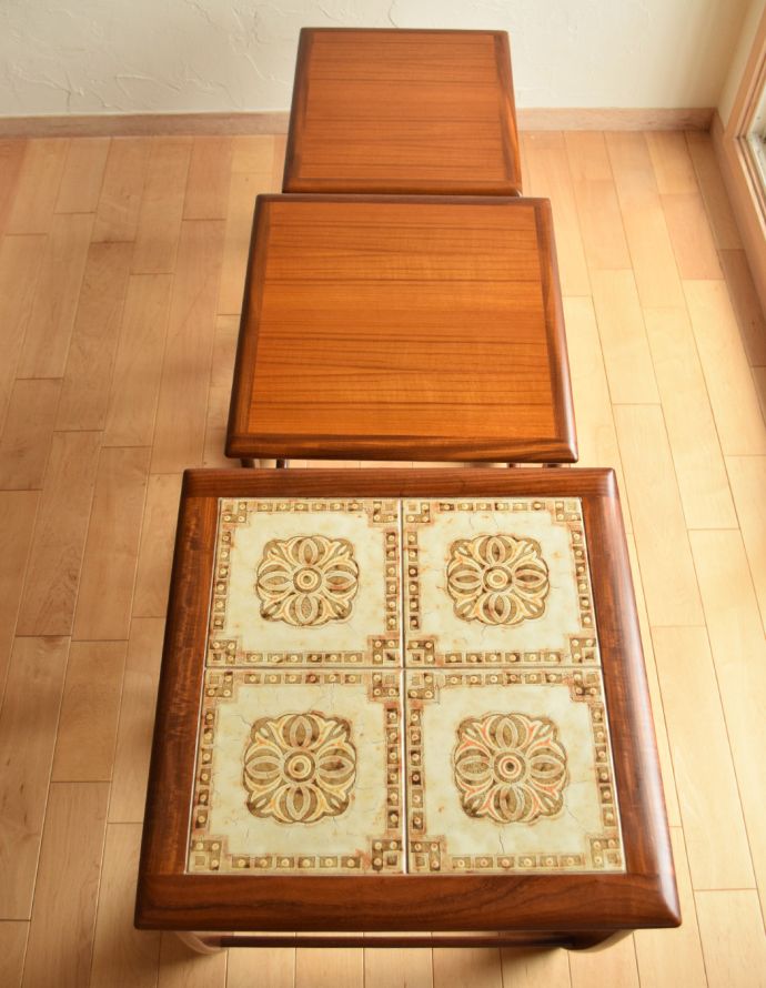 ロイドテーブル アンティーク家具 ビンテージの北欧家具、お花のタイルがお洒落なネストテーブル(G-plan)。天板もピカピカです。(k-1491-f)