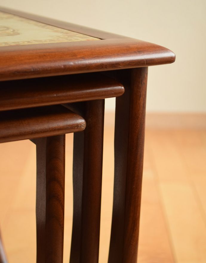 ロイドテーブル アンティーク家具 ビンテージの北欧家具、お花のタイルがお洒落なネストテーブル(G-plan)。天板の角が緩やかにカットされていて、優しい印象です。(k-1491-f)