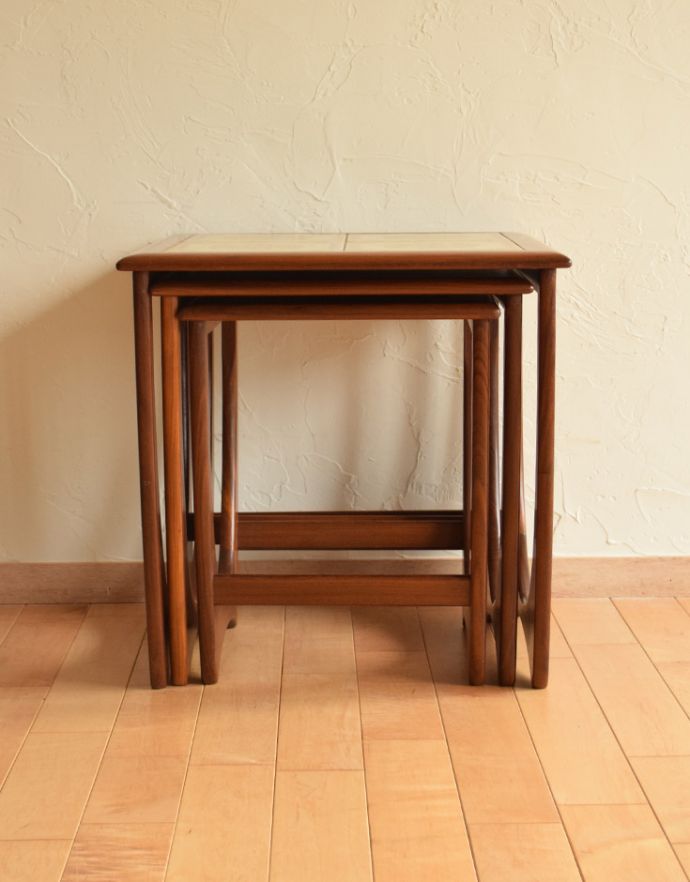 ロイドテーブル アンティーク家具 ビンテージの北欧家具、お花のタイルがお洒落なネストテーブル(G-plan)。繊細な形が美しい脚。(k-1491-f)