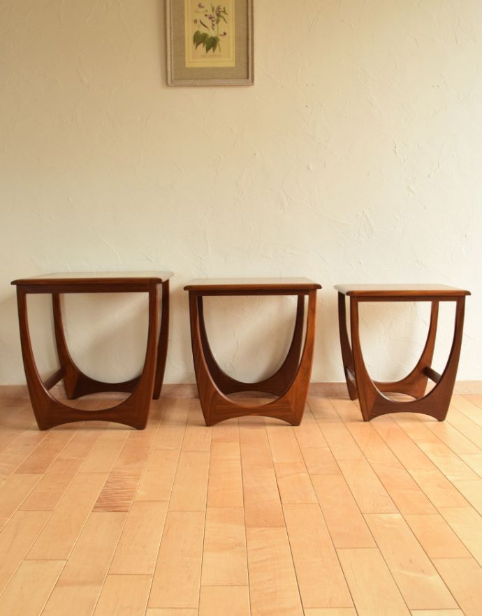 ロイドテーブル アンティーク家具 ビンテージの北欧家具、お花のタイルがお洒落なネストテーブル(G-plan)。メンテナンスしていますので、届いたその日からお使いいただけます。(k-1491-f)