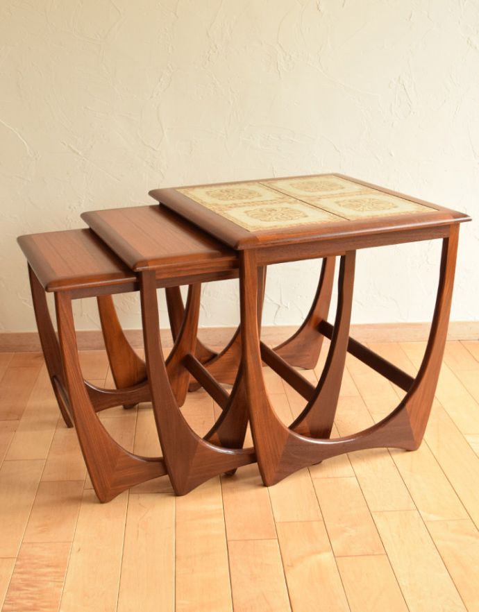 ロイドテーブル アンティーク家具 ビンテージの北欧家具、お花のタイルがお洒落なネストテーブル(G-plan)。小さなテーブルはこんな風に収まります。(k-1491-f)